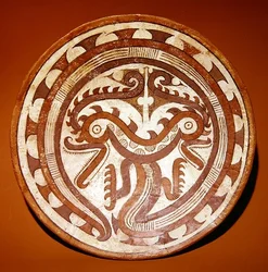 Assiette représentant des têtes de crocodile jumelles sur un corps de serpent enroulé, style Cocle tardif
